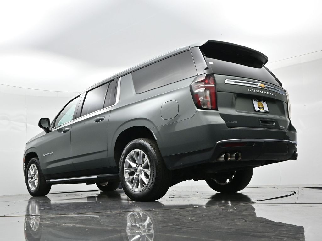 Chevrolet Suburban Vehicle Full-screen Gallery Image 22