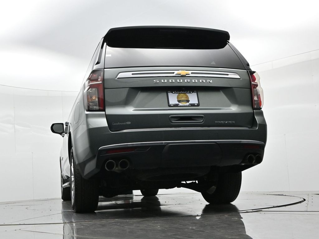 Chevrolet Suburban Vehicle Full-screen Gallery Image 23