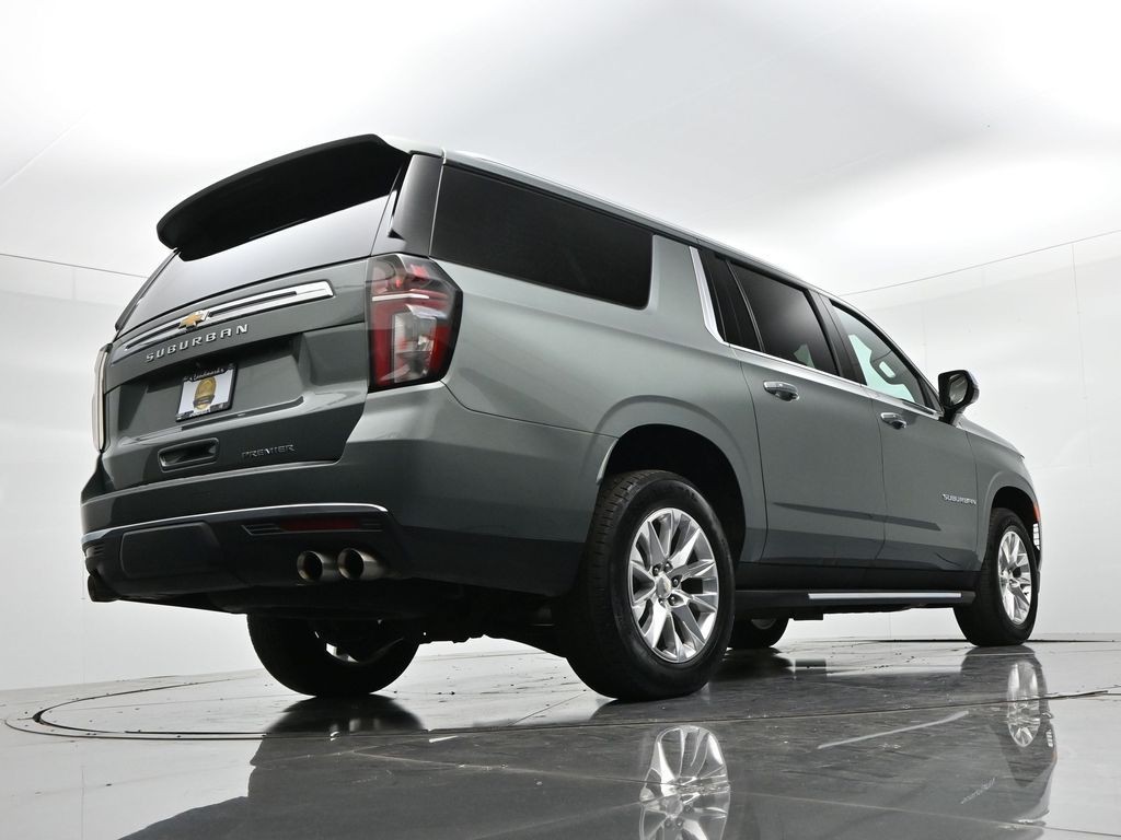 Chevrolet Suburban Vehicle Full-screen Gallery Image 24