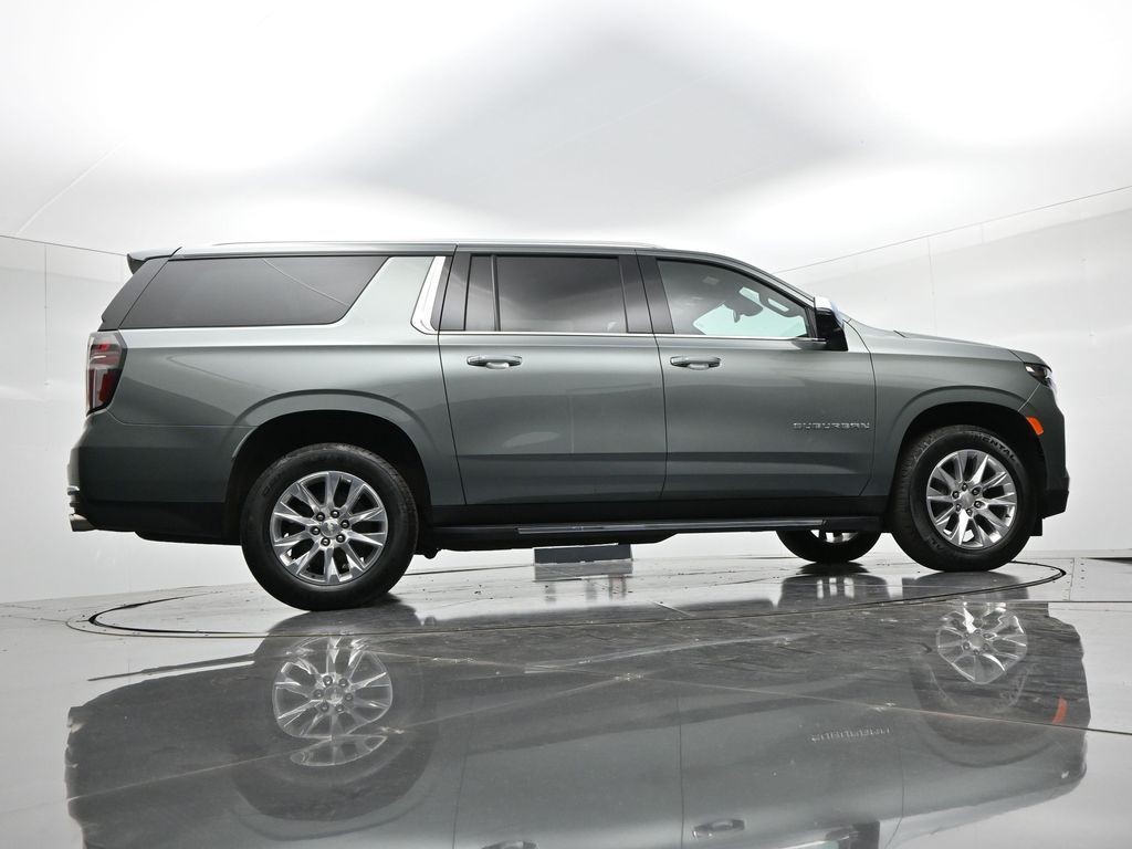 Chevrolet Suburban Vehicle Full-screen Gallery Image 25