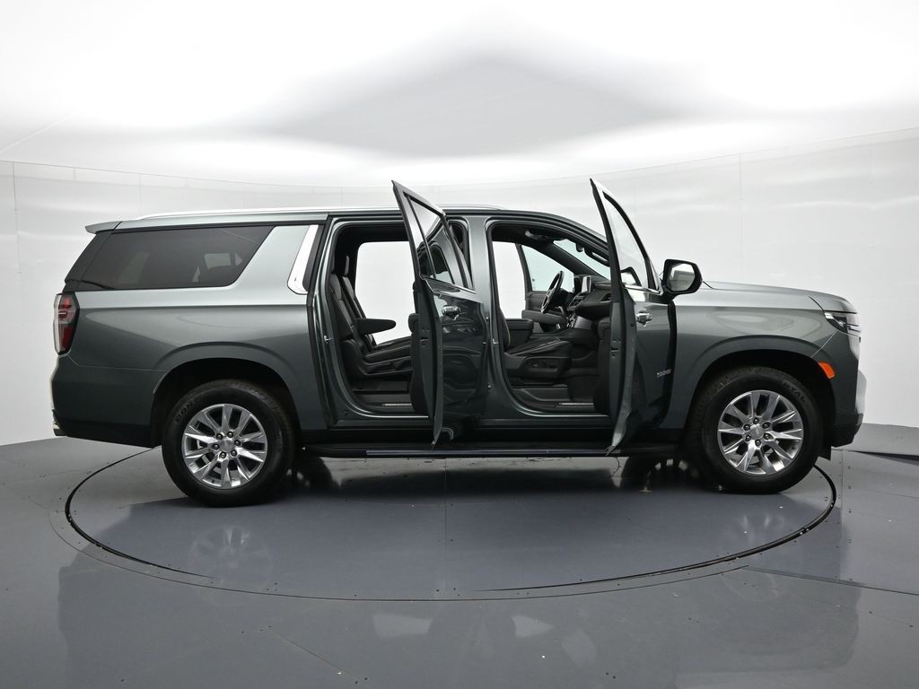 Chevrolet Suburban Vehicle Full-screen Gallery Image 26