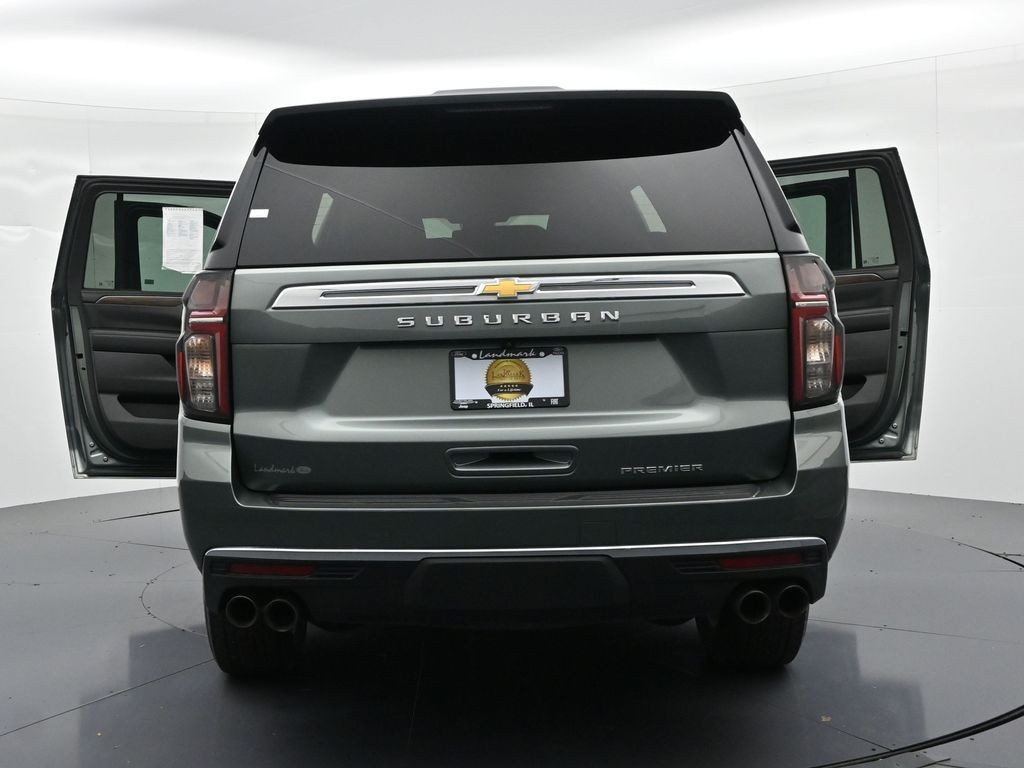 Chevrolet Suburban Vehicle Full-screen Gallery Image 29