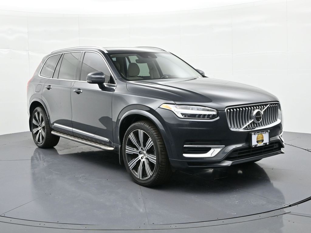 Volvo XC90 Recharge Plug-In Hybrid Vehicle Full-screen Gallery Image 3