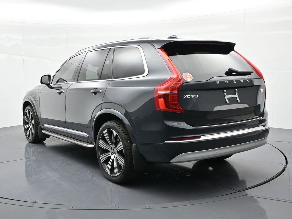 Volvo XC90 Recharge Plug-In Hybrid Vehicle Full-screen Gallery Image 7