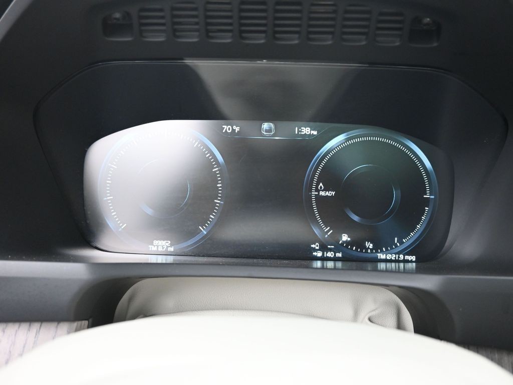 Volvo XC90 Recharge Plug-In Hybrid Vehicle Full-screen Gallery Image 9