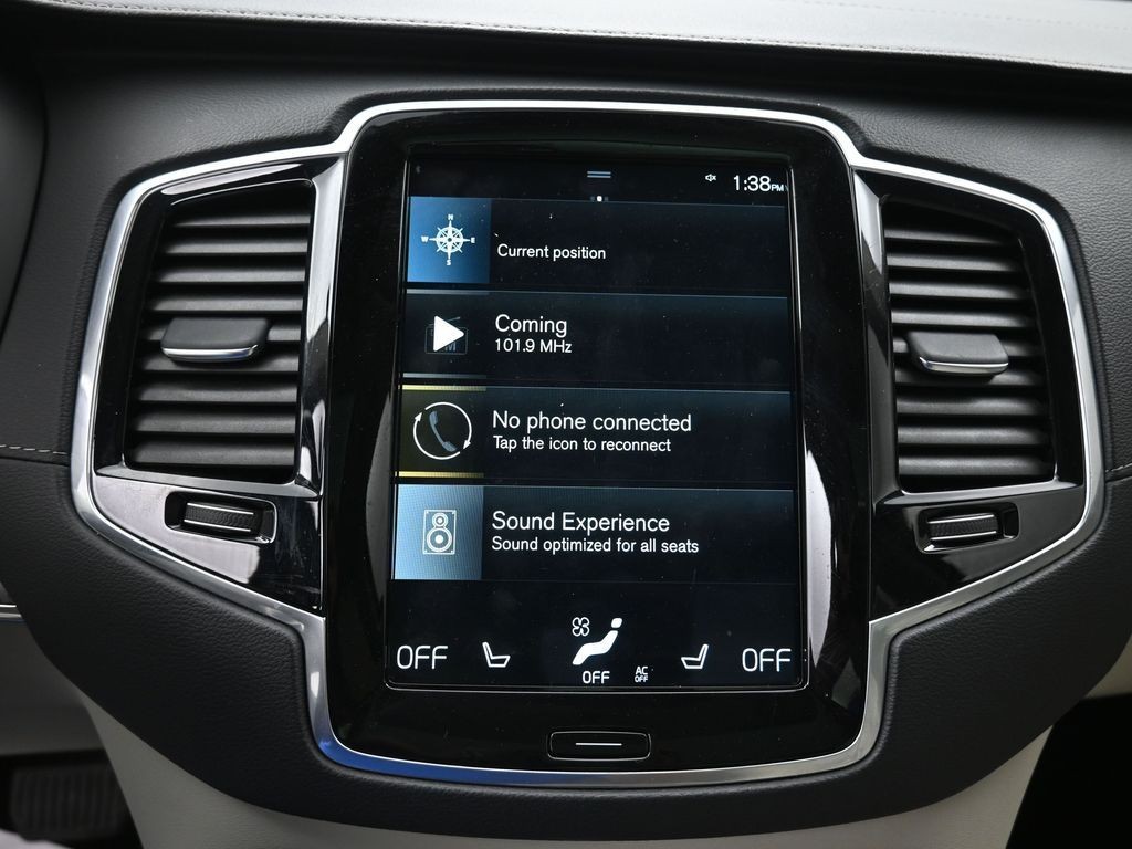 Volvo XC90 Recharge Plug-In Hybrid Vehicle Full-screen Gallery Image 10