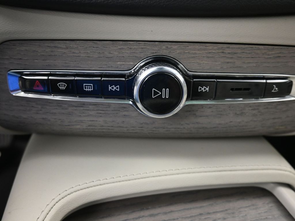 Volvo XC90 Recharge Plug-In Hybrid Vehicle Full-screen Gallery Image 11