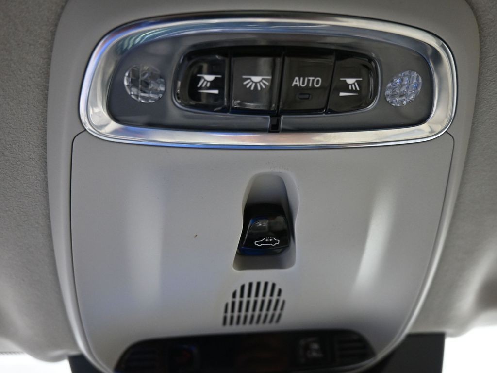Volvo XC90 Recharge Plug-In Hybrid Vehicle Full-screen Gallery Image 12