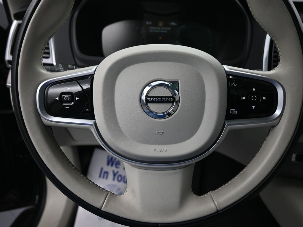 Volvo XC90 Recharge Plug-In Hybrid Vehicle Full-screen Gallery Image 13