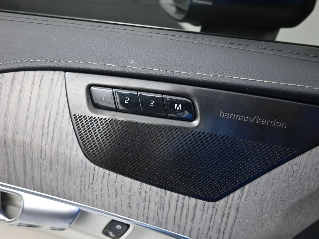 Volvo XC90 Recharge Plug-In Hybrid Vehicle Full-screen Gallery Image 14