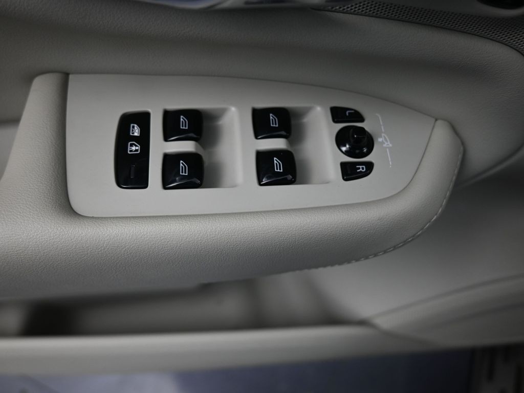 Volvo XC90 Recharge Plug-In Hybrid Vehicle Full-screen Gallery Image 15