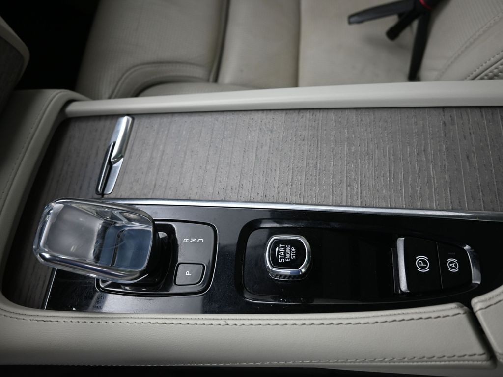 Volvo XC90 Recharge Plug-In Hybrid Vehicle Full-screen Gallery Image 16