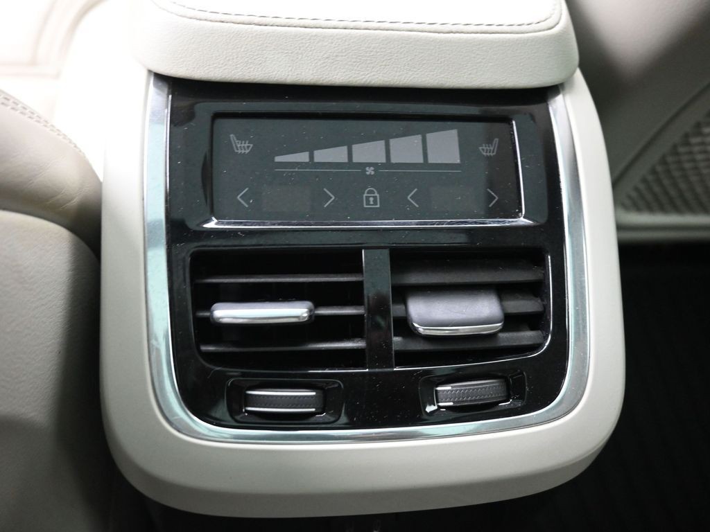 Volvo XC90 Recharge Plug-In Hybrid Vehicle Full-screen Gallery Image 17