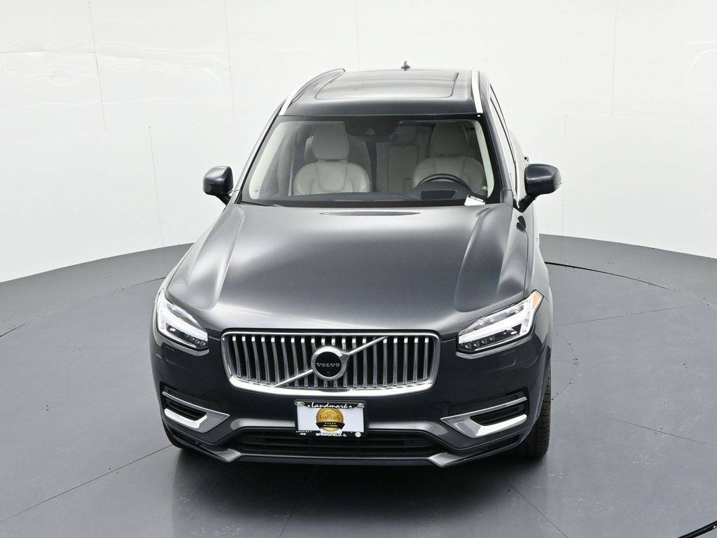 Volvo XC90 Recharge Plug-In Hybrid Vehicle Full-screen Gallery Image 19