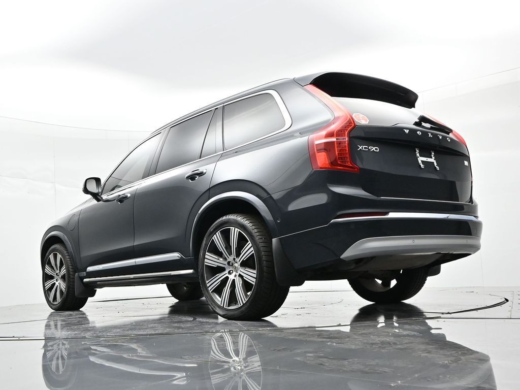 Volvo XC90 Recharge Plug-In Hybrid Vehicle Full-screen Gallery Image 22