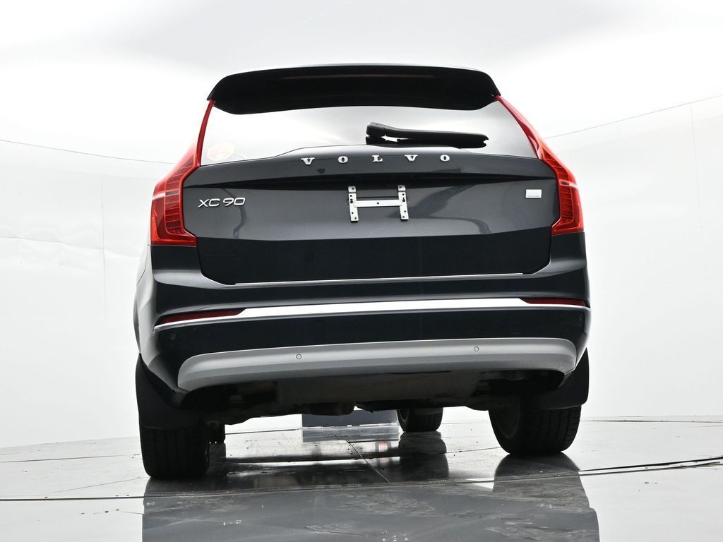 Volvo XC90 Recharge Plug-In Hybrid Vehicle Full-screen Gallery Image 23