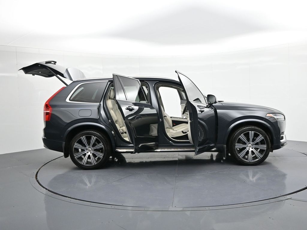Volvo XC90 Recharge Plug-In Hybrid Vehicle Full-screen Gallery Image 26
