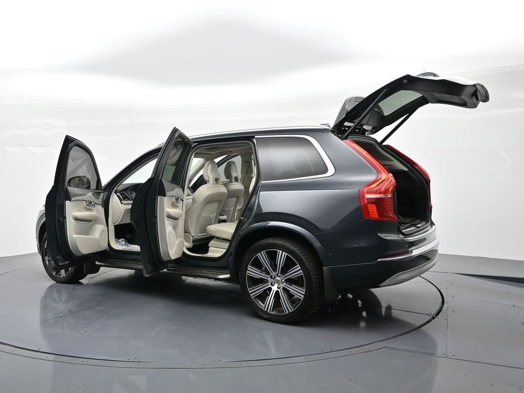 Volvo XC90 Recharge Plug-In Hybrid Vehicle Full-screen Gallery Image 27