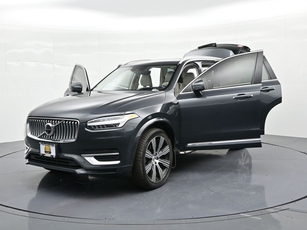 Volvo XC90 Recharge Plug-In Hybrid Vehicle Full-screen Gallery Image 28