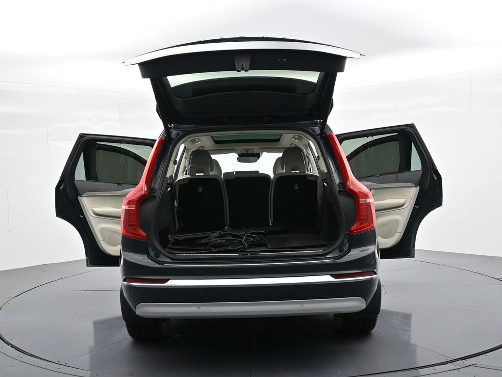 Volvo XC90 Recharge Plug-In Hybrid Vehicle Full-screen Gallery Image 29