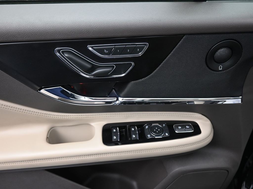 Lincoln Corsair Vehicle Full-screen Gallery Image 9