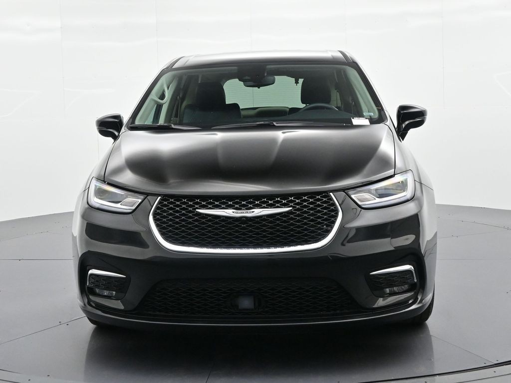 Chrysler Pacifica Vehicle Full-screen Gallery Image 2