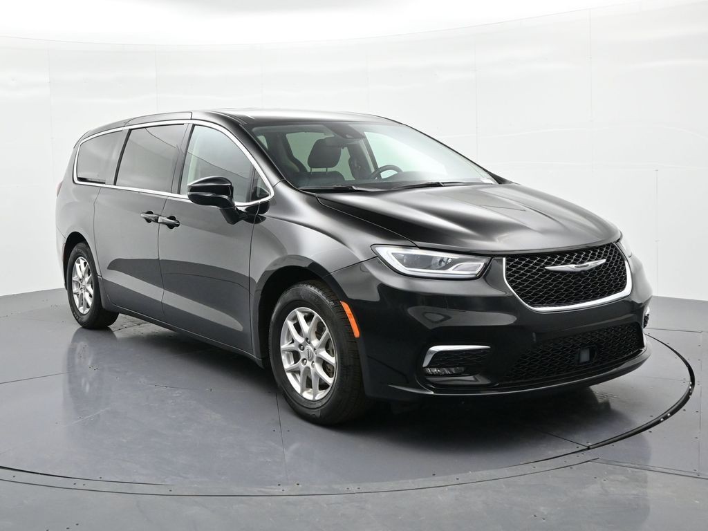 Chrysler Pacifica Vehicle Full-screen Gallery Image 3