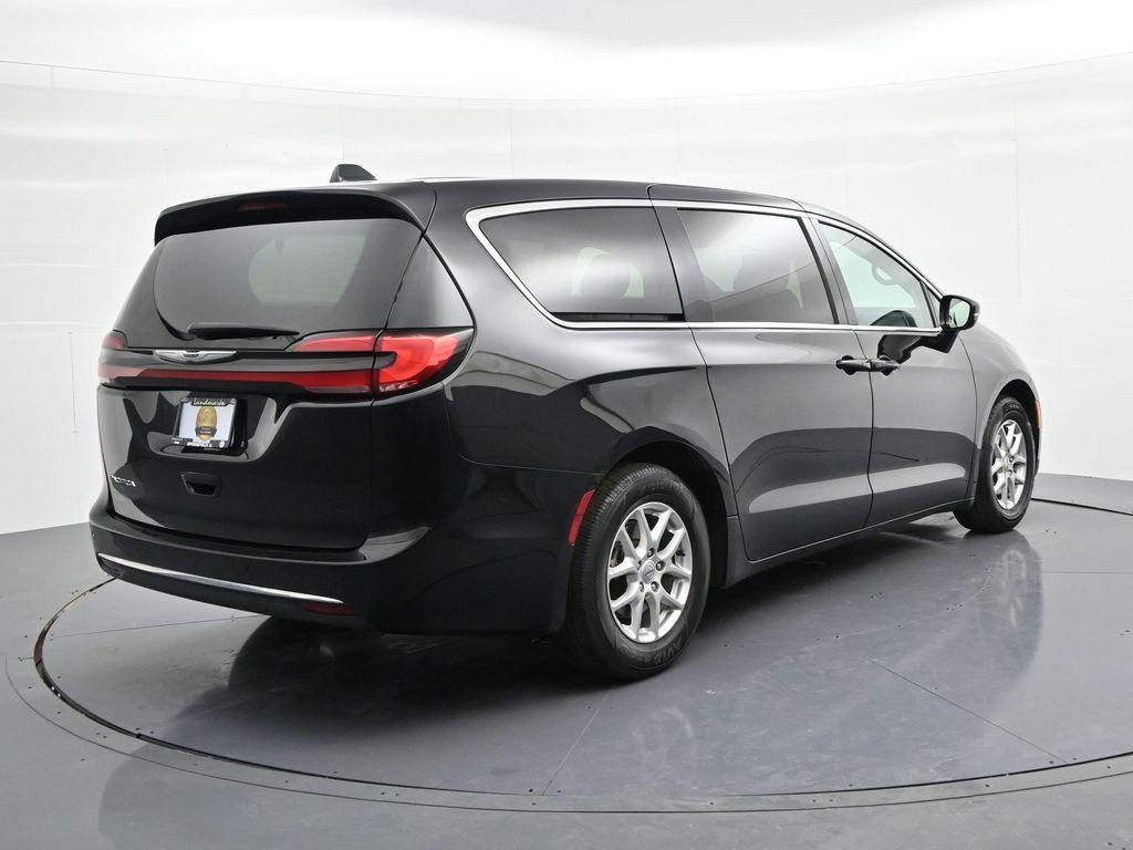 Chrysler Pacifica Vehicle Full-screen Gallery Image 5