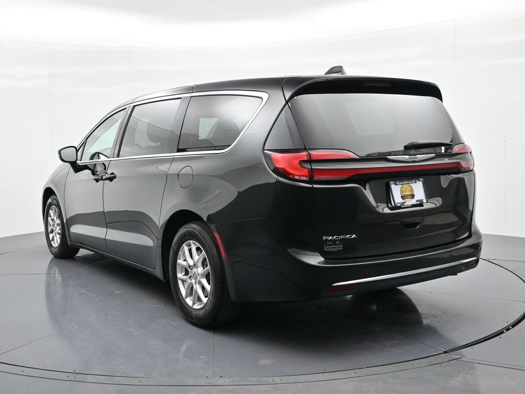 Chrysler Pacifica Vehicle Full-screen Gallery Image 7