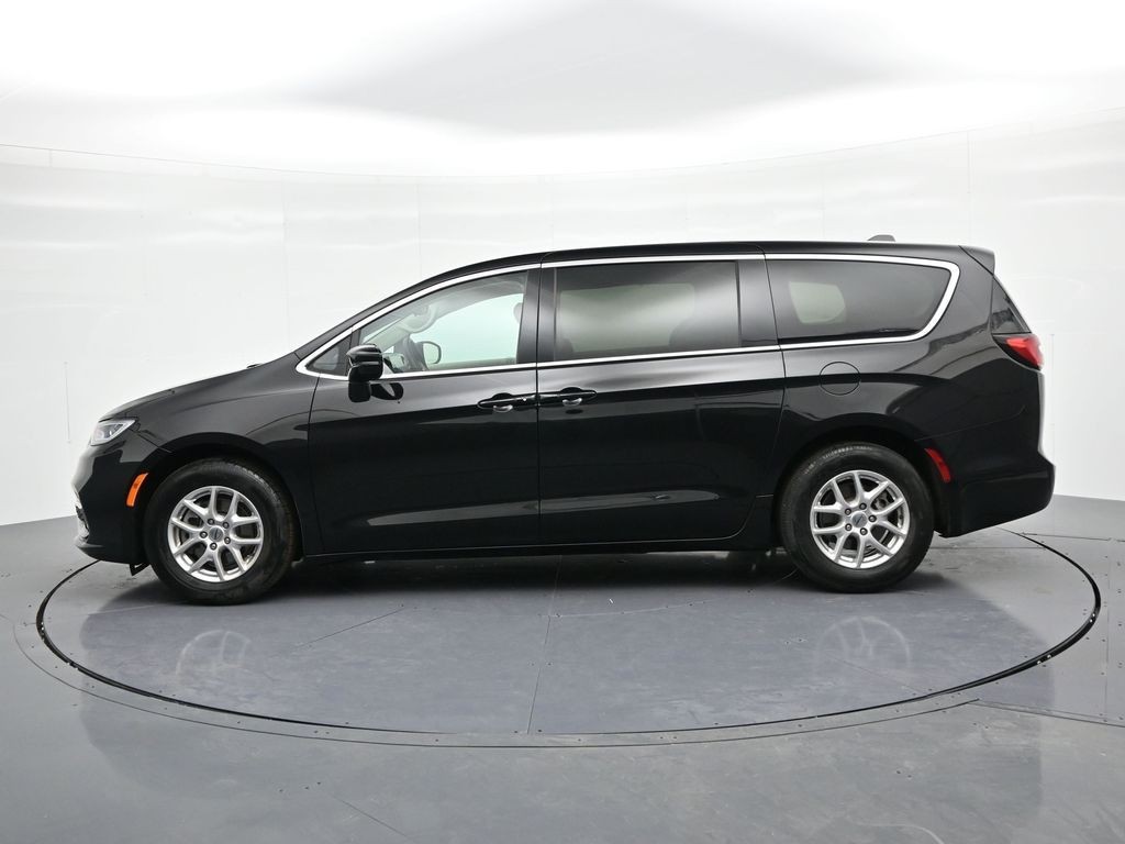 Chrysler Pacifica Vehicle Full-screen Gallery Image 8