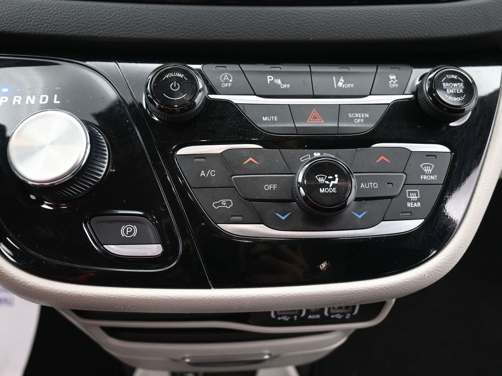 Chrysler Pacifica Vehicle Full-screen Gallery Image 10