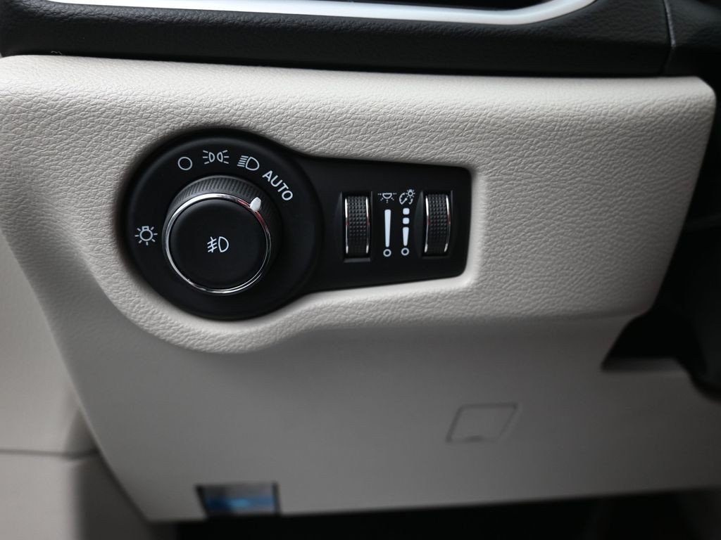 Chrysler Pacifica Vehicle Full-screen Gallery Image 13