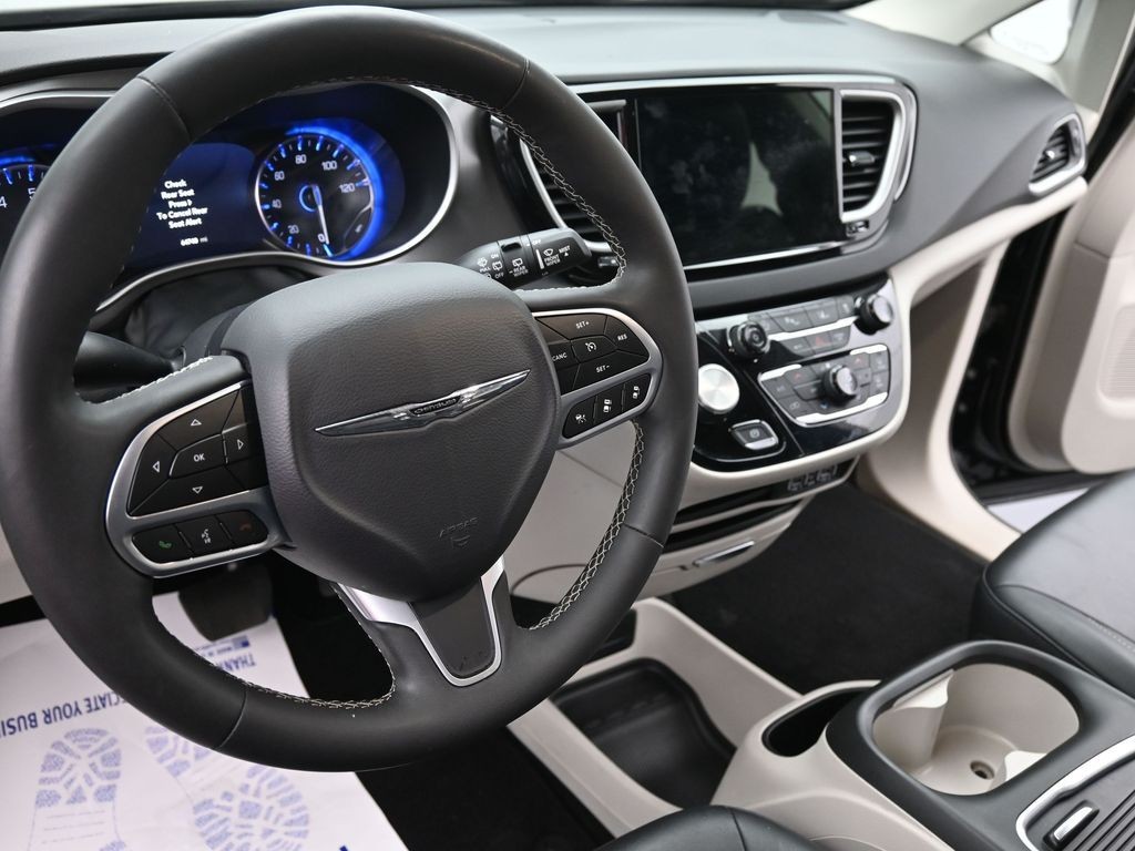 Chrysler Pacifica Vehicle Full-screen Gallery Image 15