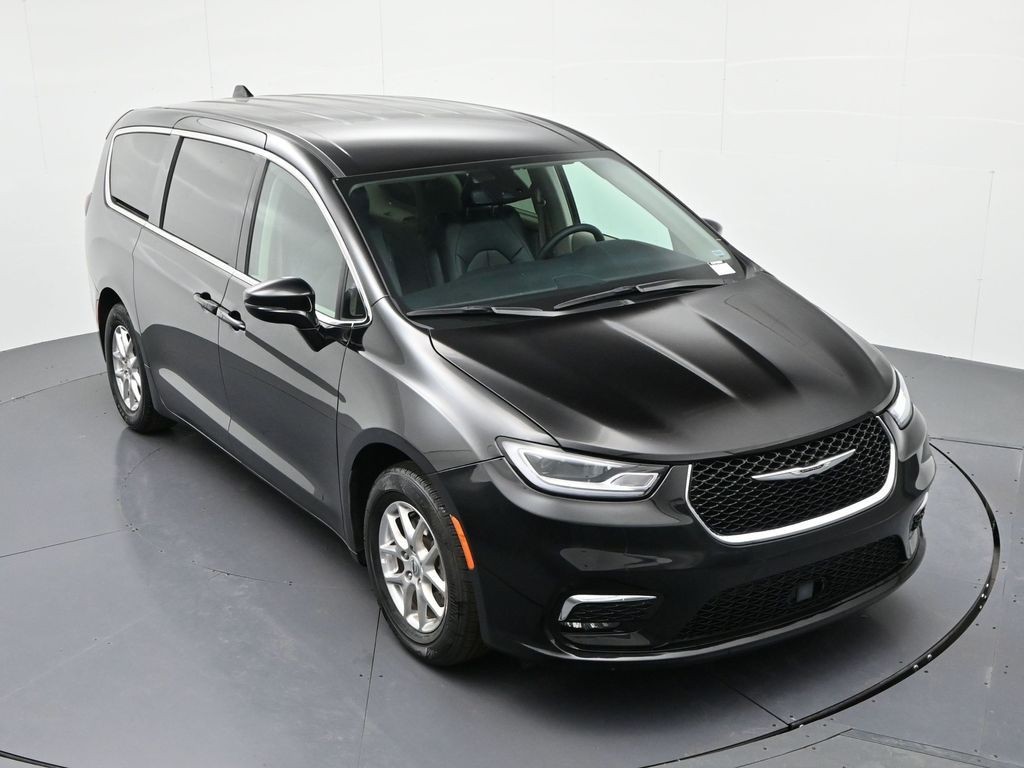 Chrysler Pacifica Vehicle Full-screen Gallery Image 16
