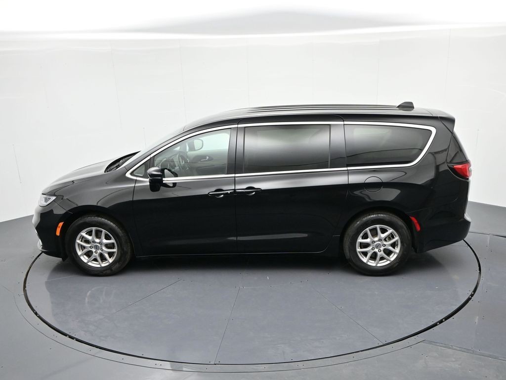 Chrysler Pacifica Vehicle Full-screen Gallery Image 19