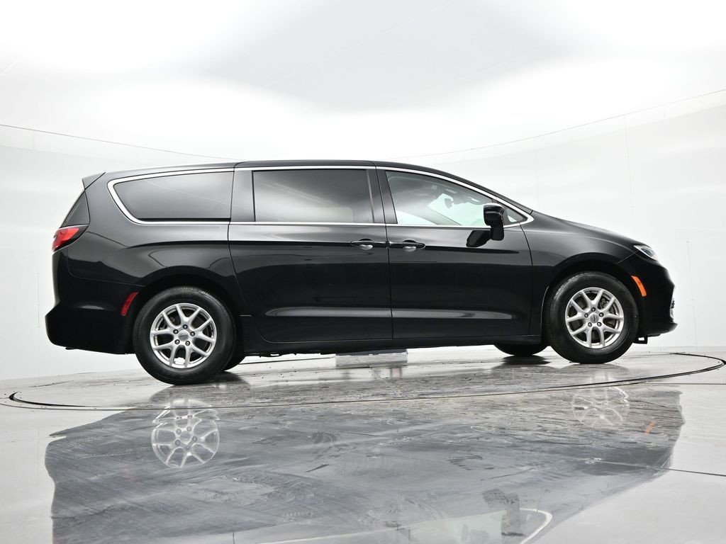 Chrysler Pacifica Vehicle Full-screen Gallery Image 23