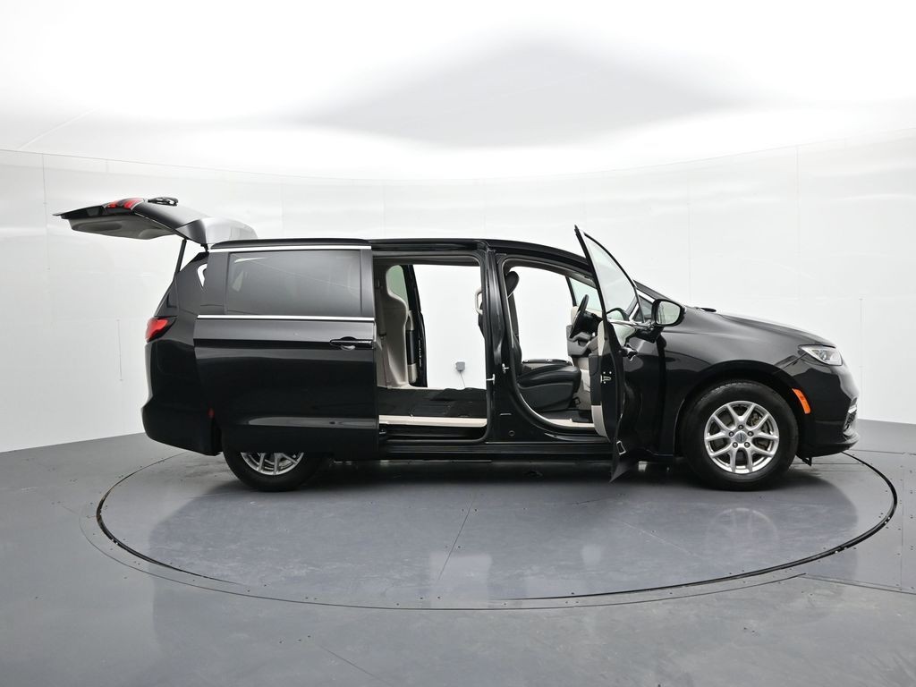 Chrysler Pacifica Vehicle Full-screen Gallery Image 24