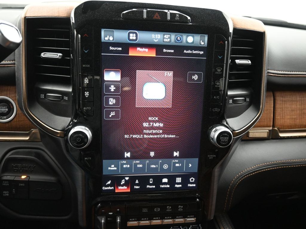 Ram 2500 Vehicle Full-screen Gallery Image 10