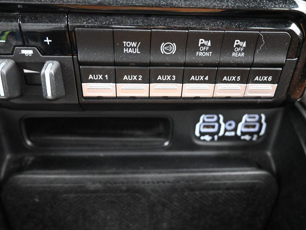 Ram 2500 Vehicle Full-screen Gallery Image 11