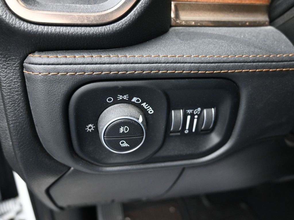 Ram 2500 Vehicle Full-screen Gallery Image 19