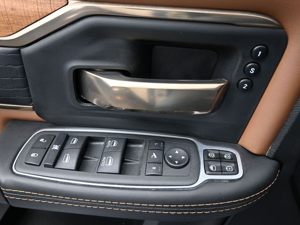 Ram 2500 Vehicle Full-screen Gallery Image 20