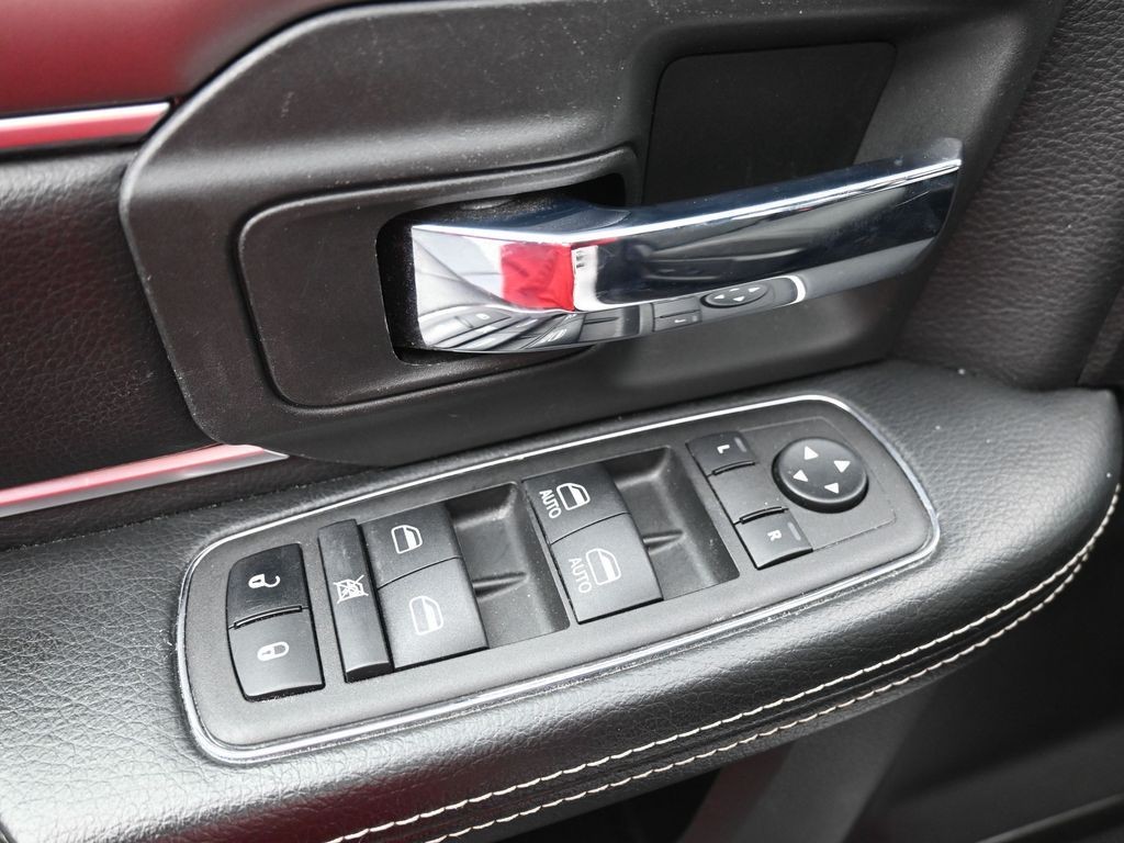 Ram 1500 Classic Vehicle Full-screen Gallery Image 9