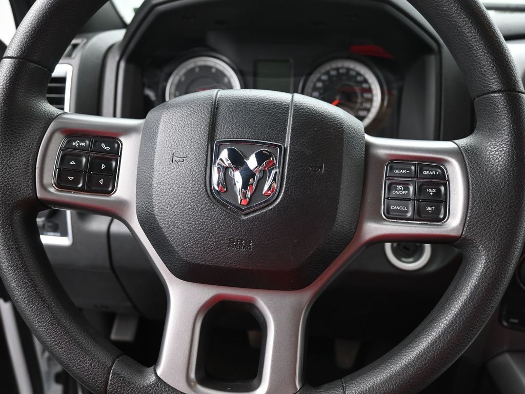 Ram 1500 Classic Vehicle Full-screen Gallery Image 12