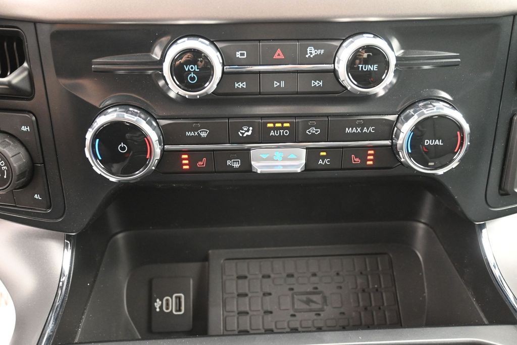 Ford F-150 Vehicle Full-screen Gallery Image 12