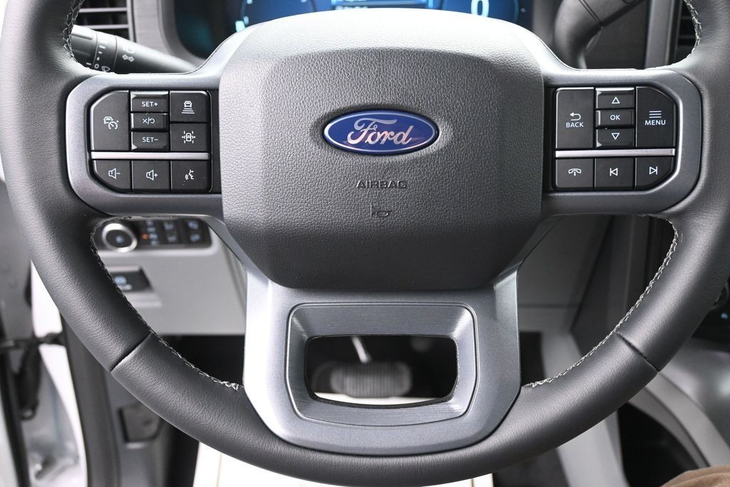 Ford F-150 Vehicle Full-screen Gallery Image 17