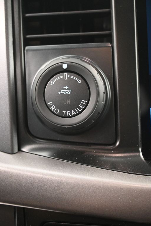 Ford F-150 Vehicle Full-screen Gallery Image 15