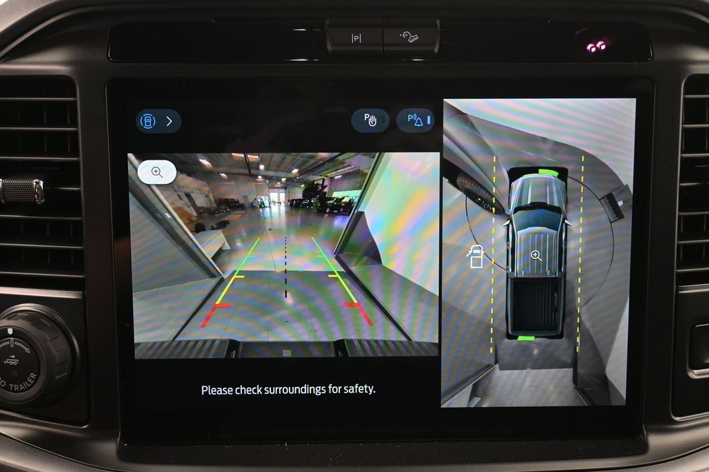 Ford F-150 Vehicle Full-screen Gallery Image 12