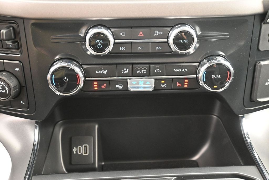 Ford F-150 Vehicle Full-screen Gallery Image 12