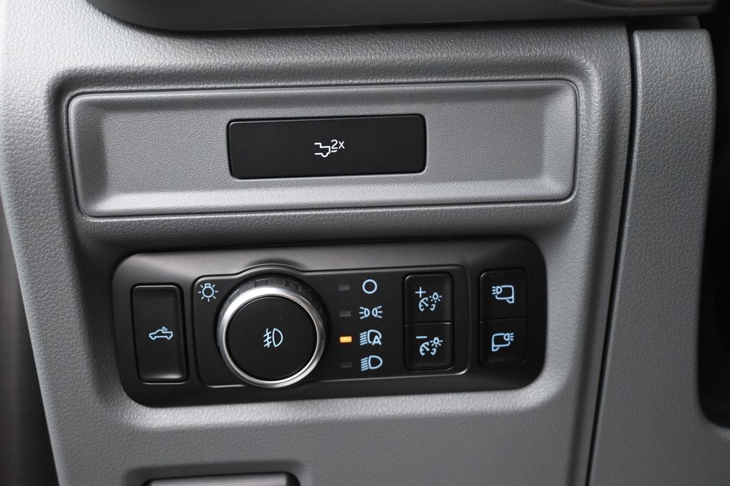 Ford F-150 Vehicle Full-screen Gallery Image 18