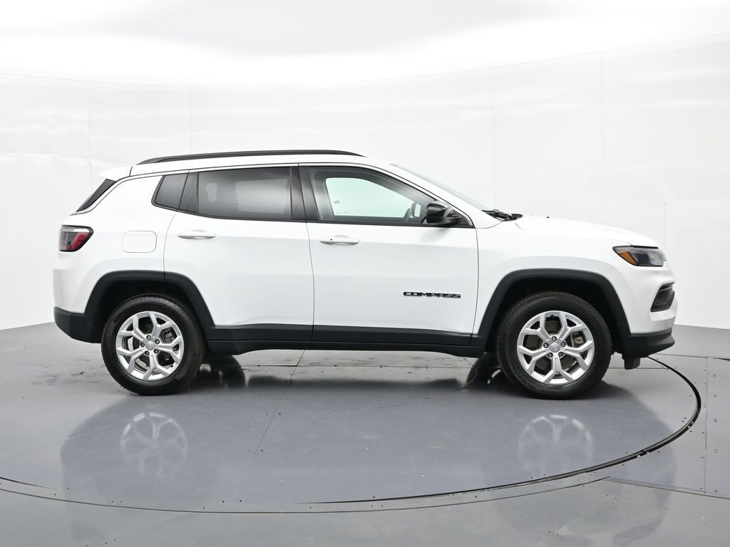 Jeep Compass Vehicle Full-screen Gallery Image 5